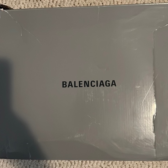 Size 11 wore once box is messed up from shipping. I will negotiate price - Picture 1 of 4